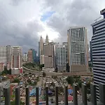 Col 108A Modern Klcc Balcony View & Infinity Pool